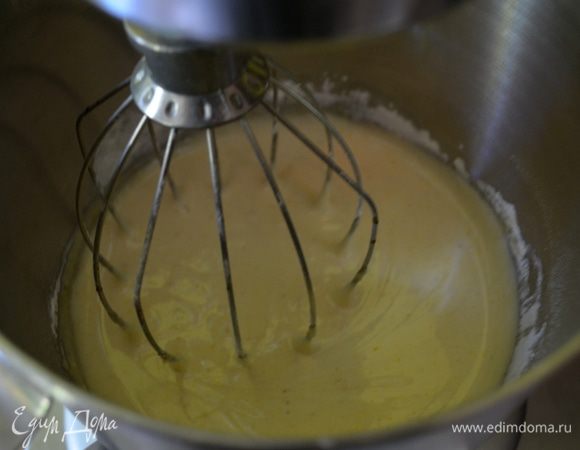 Миксером смешать сахар,яйца,ванилин.Примерно 3-5 мин.Затем добавить перемешанную муку.