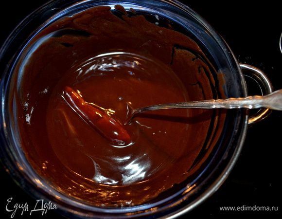 Растопить на водяной бане шоколад и слив.масло.Хорошо перемешать.