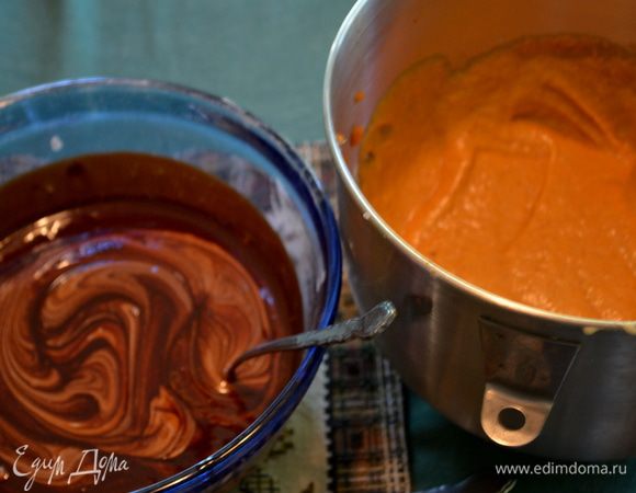 Разделить место на 2 одинаковые части.В одной перемешать растопленный шоколад,в другой тыкву,раст.масло,корицу,мускат.орех.