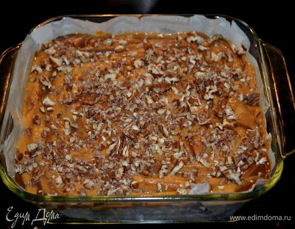 Сначала выльем в форму половину шоколадной смеси,а сверху половину тыквенной.Кругами разрисуем обе смеси лопаточкой или ножом.Затем вновь выльем остатки шоколадной смеси и далее тыквенной.Повторим с рисунком.Сверху выложим порубленные орехи.Поставим в разогретую духовку на 45 мин.Или проверяем зубочисткой центр, если сухая значит наши брауни готовы!!!