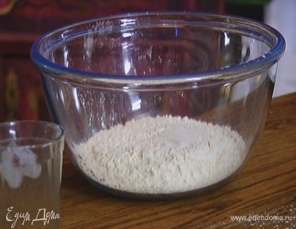 Муку перемешать с разрыхлителем и солью.