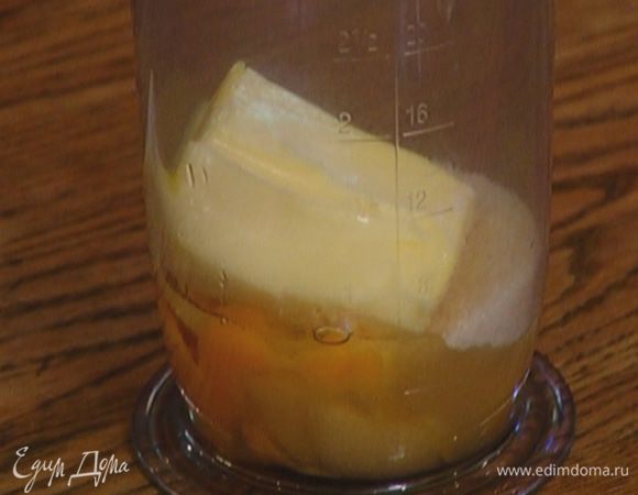 Сахар, яйцо и 100 г предварительно размягченного сливочного масла быстро взбить миксером.