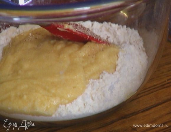 Добавить муку с разрыхлителем, корицу, мускатный орех и перемешать.