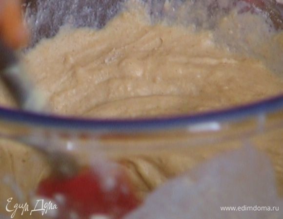 Продолжая мешать, понемногу влить в тесто молоко.