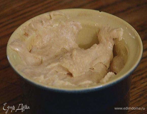 Керамические формочки смазать оливковым маслом и выложить в них тесто, заполняя на 3/4 объема.