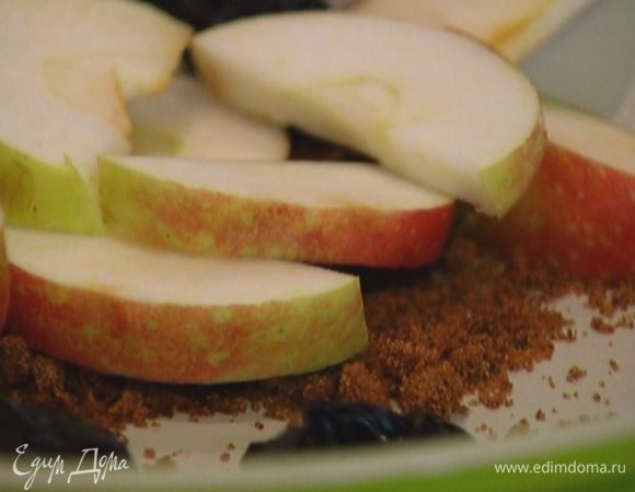 Приготовить соус: оставшееся сливочное масло растопить в сковороде, добавить коричневый сахар, яблоко и чернослив, апельсиновую цедру и сок и все вместе немного прогреть.