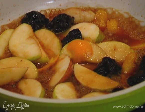 Влить коньяк, дать ему выпариться и подержать все на небольшом огне, пока яблоки не станут чуть прозрачными.