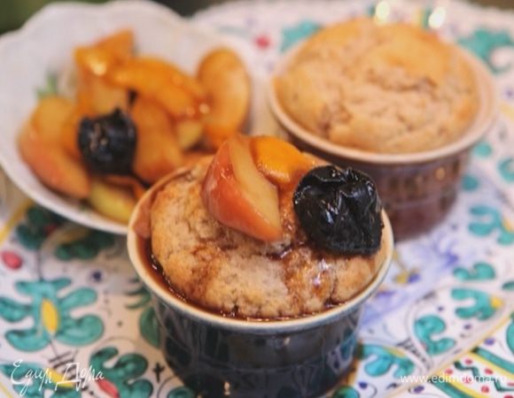 Готовые булочки подавать с фруктовым соусом.