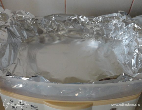 Дно пароварки выстелить пищевой фольгой так, чтобы края свисали за бортики.