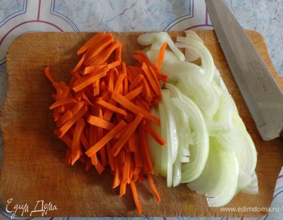 Нарезать лук полукольцами, морковь соломкой.
