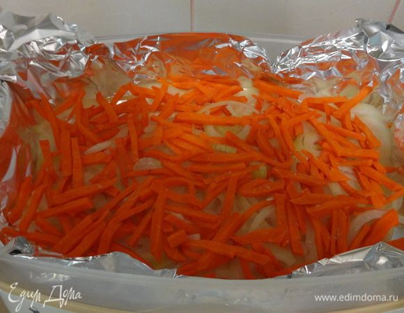 Сложить овощи в пароварку и слегка присолить.