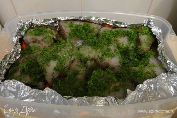 Рыбу нарезать небольшими кусочками и разложить на овощи. Посолить, поперчить, сбрызнуть растительным маслом. Сверху посыпать мелко нарубленной зеленью.