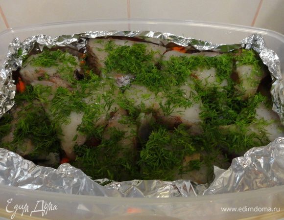 Рыбу нарезать небольшими кусочками и разложить на овощи. Посолить, поперчить, сбрызнуть растительным маслом. Сверху посыпать мелко нарубленной зеленью.