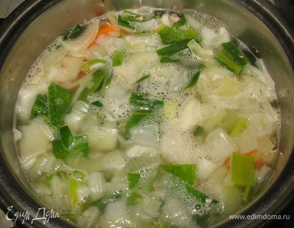 Почистить рыбку, обрезать хвост и плавники, удалить жабры и глаза. Разрезать брюхо и удалить внутренности, вымыть. Срезать с рыбы филе и удалить из филе кости. Поставить филе в холодильник.  Заливаем кости и хвост водой, так чтобы только слегка они были прикрыты и ставим на огонь. Чистим лук, чеснок, болгарский перец, у лука порея отрезаем зеленую часть. Лук порезать кубиками, порей на кусочки, болгарский перец положить половинку, разрезанную пополам, чеснок раздавила. Когда бульон закипел я положила в него овощи и варила на медленном огне после закипания минут 20. Добавила вино и оставила его выпариваться. 