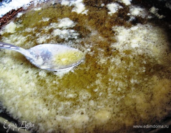 Доводим масло до светло коричневого цвета и орехового, неповторимого аромата.