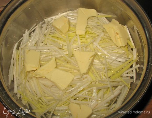 Лук порей порезать соломкой. В сотейник налить оливковое масло, лук порей соль, сахар, и 50 гр. сливочного масла и немного воды. Дать протомиться до выпаривания воды.  

