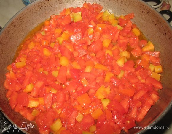 С помидора снять кожицу и удалить семена, нарезать кубиками. Посолить и пассивировать на оливковом масле. 