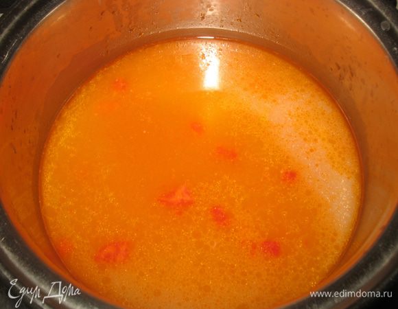 Бульон процедить, дать закипеть, немного еще выпарить. Добавить  пассивированные помидоры и порезанный болгарский перец с бульона. Добавить сливочное масло 50 г, растворить его, посолить, поперчить, снять с огня и оставить остывать. Потом положить зеленый лук. 