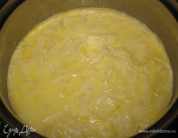 После того как с лука порея выпарилась вода, добавляем сливки, прогреваем и выключаем. 