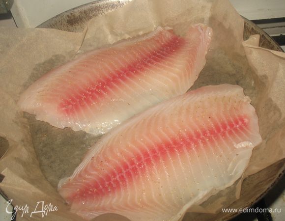 На сковороду налить  оливковое масло и обвалять в нем бумагу. Посолить, поперчить филе. Обжарить филе, начиная со стороны с кожей, до хрустящей корки. Перевернуть, дать схватиться и убрать с огня.