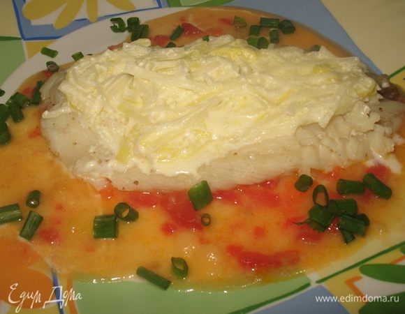 Подаем рыбку. Выкладываем соус на него рыбку, сверху лук порей. И приятного аппетита. 