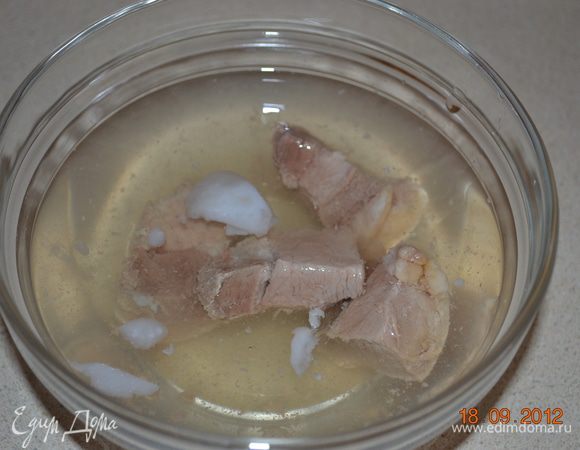 Свинину режим на кусочки и отвариваем до готовности. Выкладываем в горшочек.