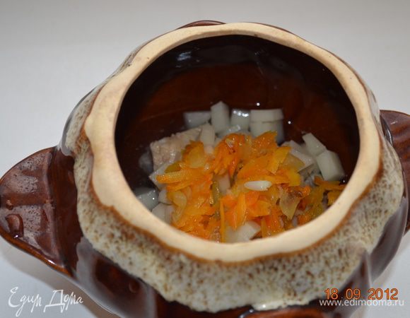 На растительном масле обжаривае лук и морковь и ложим на картофель.