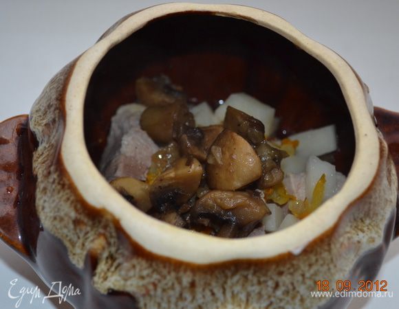 Жаренные шампиньоны выкладываем в горшочек.