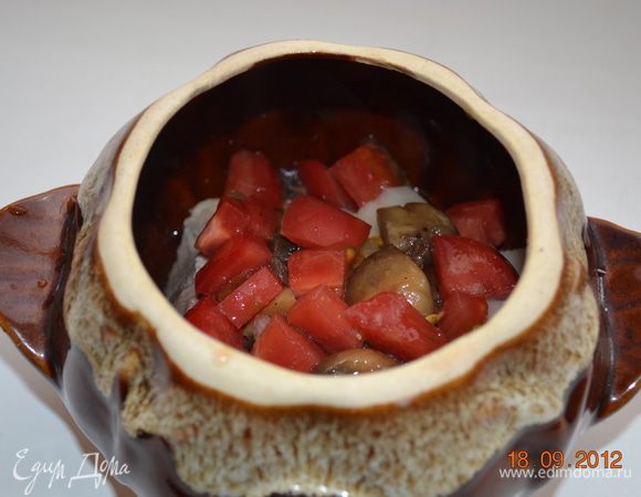 Помидор тоже режим средним кубиком и выкладываем на грибы. Бульон в котором варилась свинина доводим до вкуса и выливаем в горшочки. У меня получилось 4 горшочка. Накрываем крышечками и ставим в духовку при 180 градусах. Готовим 40 минут с момента закипания. После закипания приоткрыть немножко крышечки. При подаче посыпать зеленью.