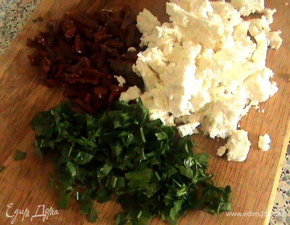 Мелко нарезать вяленые помидоры, зелень и брынзу.