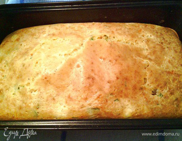 Добавить помидоры, зелень и брынзу в тесто и аккуратно перемешать.. Перелить массу в смазанную маслом форму. Выпекать в разогретой до 180° духовке 30 минут. 
После выключения, оставить пирог в духовке на 5-7 минут.
