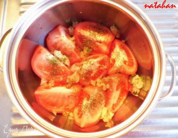 Помидоры вымыть, обсушить бумажным полотенцем и разрезать на 4-6 частей. Выложить их в кастрюльку. Мелко порезанный острый перчик равномерно распределить среди помидоров. Сверху посыпать  укропом.