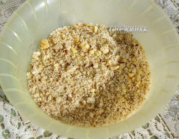 Фундук измельчаем в блендере или как я в кофемолке. Измельчать в пудру не требуется, кусочки скорее плюс.