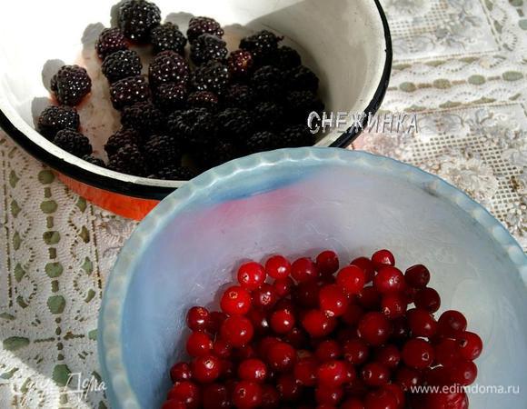 В это время размораживаем ягоды.
