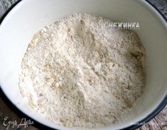 В миске смешиваем муку, измельченный фундук, соль, разрыхлитель.