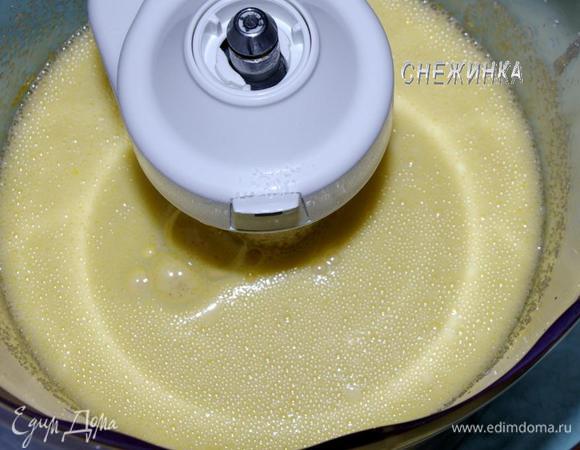 Миксером или в комбайне взбиваем яйцо с сахаром, не переставая взбивать добавляем молоко.