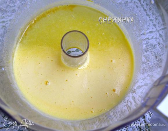 Затем вводим оливковое масло. Его можно заменить растительным. Взбиваем.