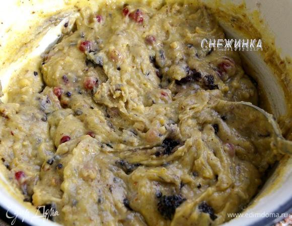 Соединяем жидкие ингредиенты и сухие. Добавив ягоды, быстро вымешиваем тесто.