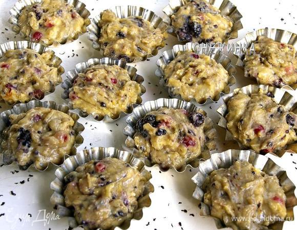 Духовку разогреваем до 180С. В это время формочки смазываем маслом и выкладываем в них тесто.