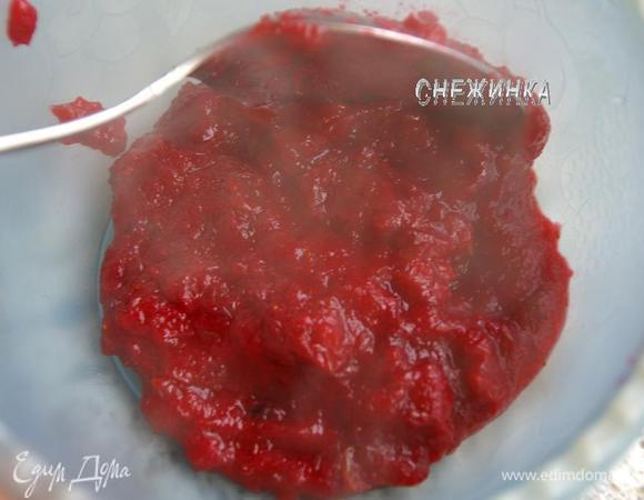 Можно кушать и так. Но я для украшения приготовила глазурь из клюквы. Для этого мороженую клюкву (всё на глаз) высыпала в кастрюльку, капнула водички и насыпала немного сахара. Поварила до мягкости ягод, затем толкушкой сделала пюре. Добавила немного манной крупы и поварила до загустения.