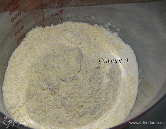 Кукурузную и пшеничную муку просеиваем.