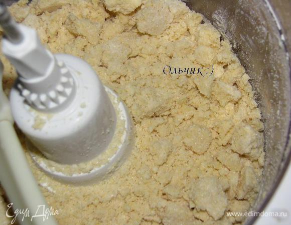 В чашу комбайна всыпаем муку, порезанное кусочками холодное сливочное масло, желток, соль, изрубим все в крошку.