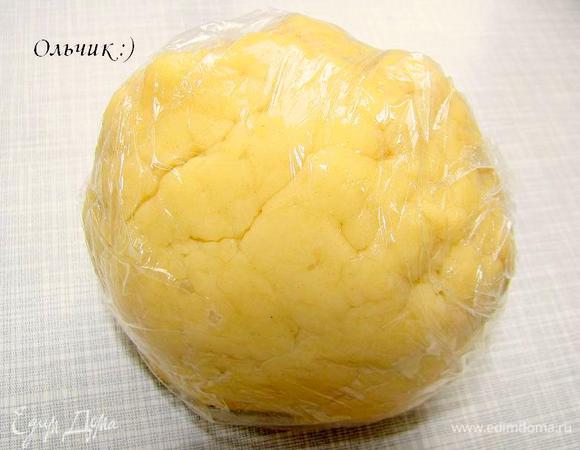 По столовой ложке вливаем воду, затем собираем тесто в шар и заматываем в пищевую пленку от "HomeQueen Corporation". Отправляем в холодильник на 30 - 60 минут.