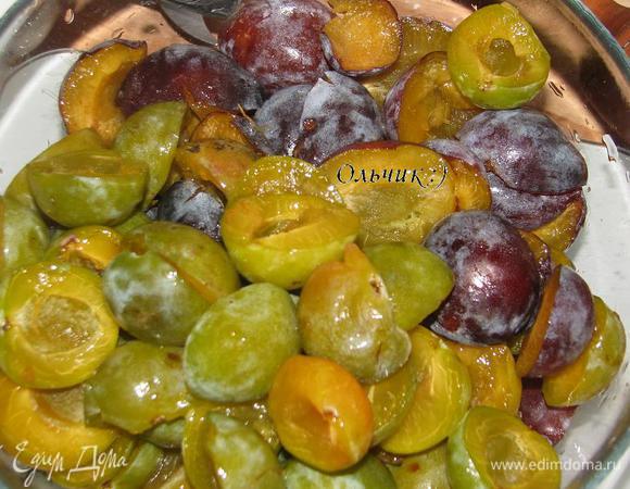 Сливы моем, удаляем косточки, разрезав на половинки.