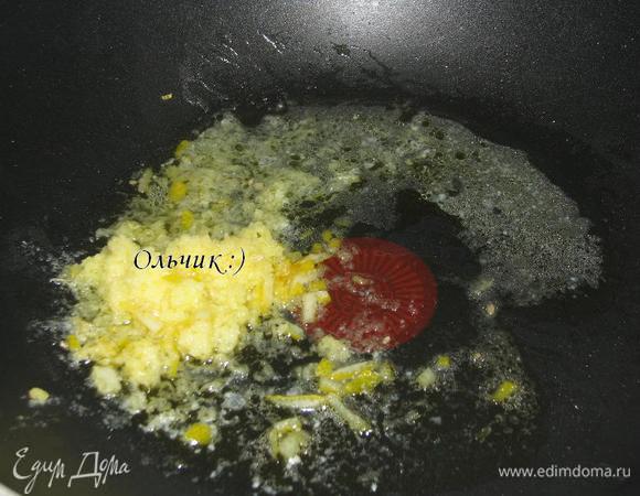 На разогретую сковороду выкладываем тертый имбирь, сок и цедру лимона. Прогреваем.