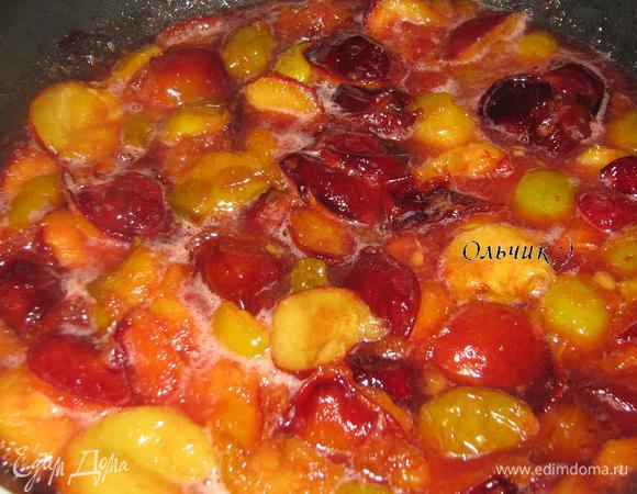 Выкладываем сливы. Не перемешиваея, даем им хорошенько прогреться. Если сразу перемешать, то карамель быстро застынет и будет попадаться отдельными кусочками. Когда сливы дадут сок и станут мягкими - убираем их из сковороды, можно откинуть на сито. 