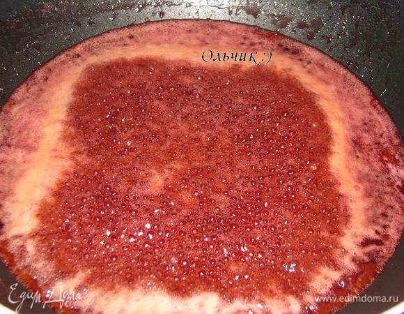 Сливовый сок оставляем увариваться минут на 40 без крышки на минимальном огне. Затем дадим остыть получившемуся сливовому желе.