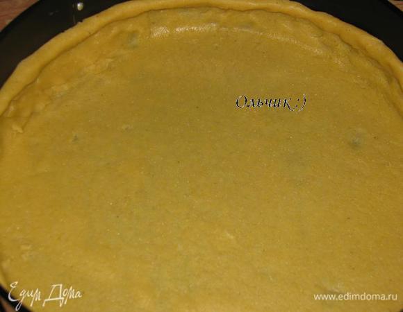 Оставшееся тесто скатаем в тонкий жгут и уложим по краю бортика.