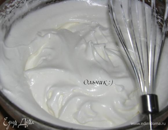 Белки взбиваем с сахаром до устойчивых пик. Начинаем взбивать на низких оборотах, постепенно увеличивая скорость и в конце на максимальной скорости несколько минут.