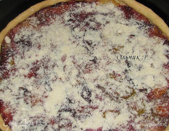 Сливы присыпаем миндальной мукой.